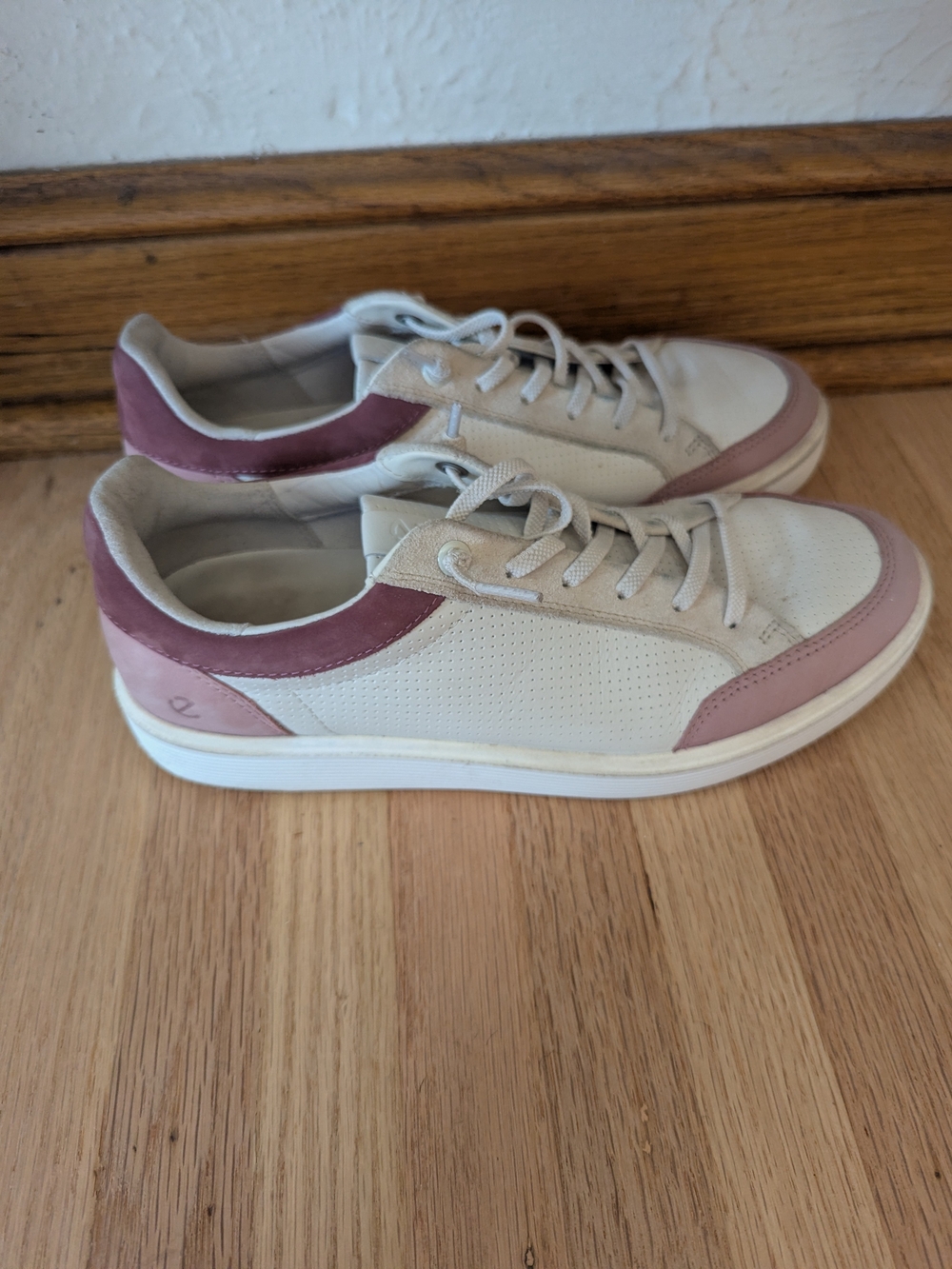 Cute Pink and White ECCO Lace Up Sneaker Women's Sz 8.5 EU 39
